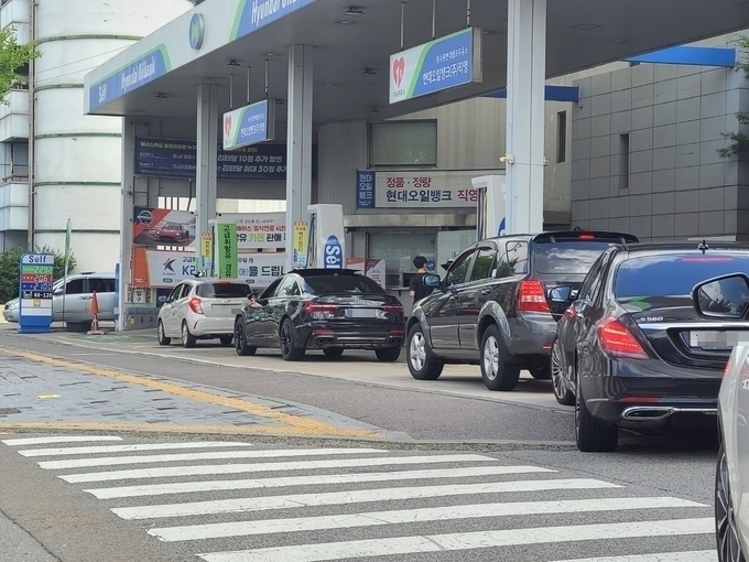 지난 1일 사상 최대 유류세 인하 조치 시행으로 붐비는 경기도 수원시 소재 ㄱ주유소. (사진=경기신문)