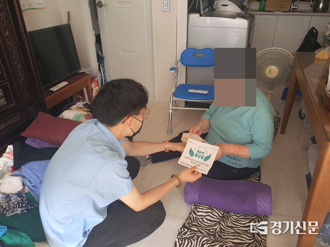 중앙동 행정복지센터는 폭염에 취약한 독거노인 가정을 방문해 안부확인을 실시했다. (사진=중앙동 행정복지센터 제공)