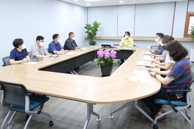 고양시는 지난 5일 시장 주재로 3개 보건소와 3개 구청이 참여한 ‘러브버그 퇴치 긴급 대책회의’를 실시했다.(사진=고양시 제공)