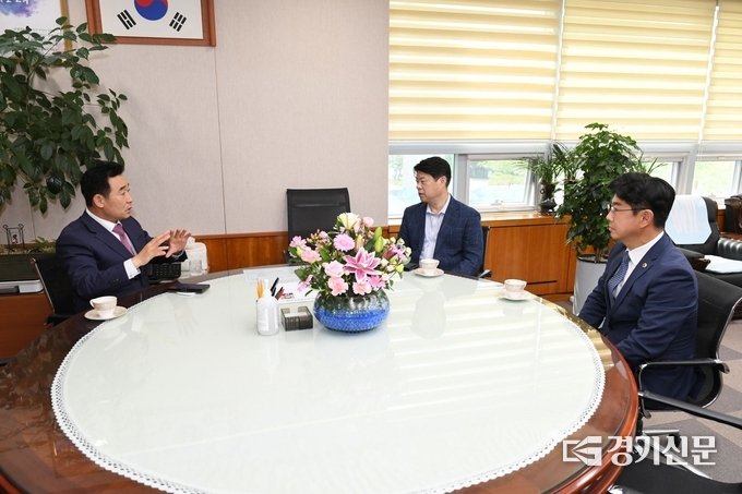 백영현 포천시장(왼쪽)은 경기도 북부청사를 방문해 이한규 행정2부지사(가운데)와 철도에 관한 문제를 논의했다. (사진=포천시 제공)