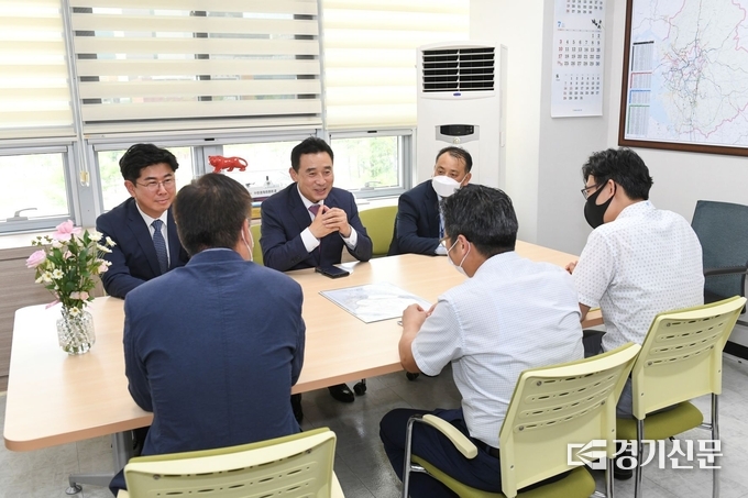 백연현 포천시장이 경기도북부청사에서 철도 담당 실무자들을 만났다. (사진=포천시 제공)
