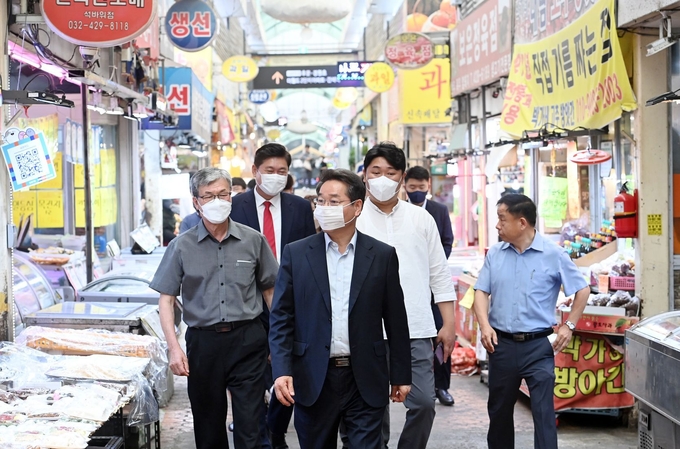 6일 오전 유정복 인천시장이 석바위시장을 돌며 상인들과 인사를 나누고 있다. (사진 = 인천시 제공)