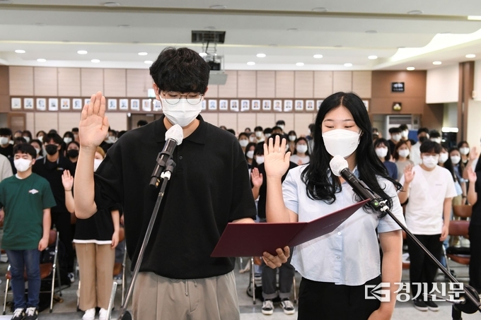 2명의 대표 학생들이 선서를 하고 있다. (사진=포천시 제공)