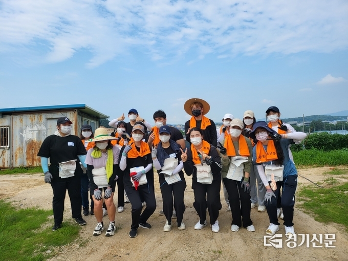 경기도청년봉사단 회원들이 봉사활동ㅌ 도중 잠깐 시간을 내어 포즈를 취하고 있다. (사진=포천시자원봉사센터 제공)