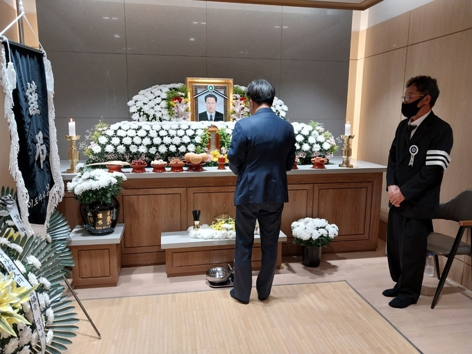 김동연 경기도지사가 지난 5일 병환으로 사망한 경기도청 북부청사 공무원의 빈소를 직접 찾아 조문했다. (사진=경기도 제공)