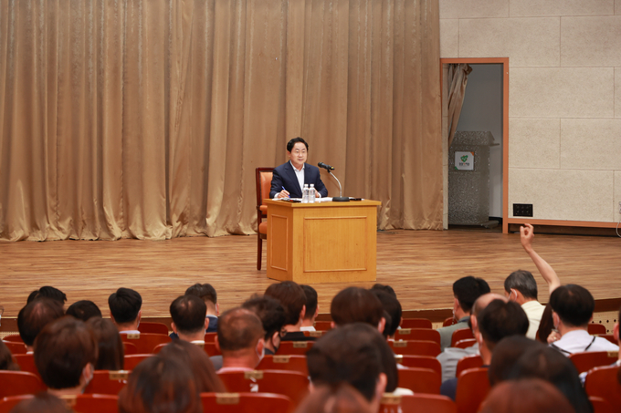 주광덕 남양주시장이 6일 중간 리더인 6급 공무원들과 소통 간담회를 진행하며 민선 8기 시정 운영과 관련된 다양한 의견을 공유했다.(사진=남양주시 제공)