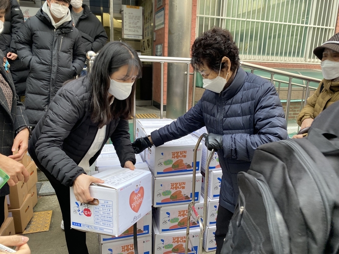 지역 내 취약계층에 김치 전달 등 이웃사랑을 실천하고 있다..