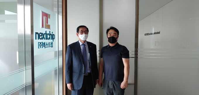 류해필 원장(사진 왼쪽)이 코스닥 상장 3호 기업인 넥스트칩 김경수 대표와 상장 기념촬영을 하고 있다. (사진=성남산업진흥원 제공)