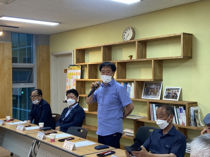지난 5일 연수구 주민자치협의회 정기회의에서 신임회장으로 김영채 옥련1동 주민자치회장이 선출됐다. ( 사진 = 연수구 제공 )
