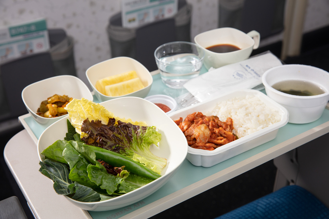 대한항공이 7일 공개한 퍼스트 클래스 기내식. ( 사진 = 대한항공 제공 )