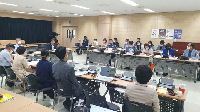 고양시장직 인수위가 고양아람누리에서 토론을 하고있다.(사진=고양특례시장직 인수위원회 제공)