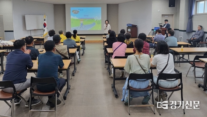 김수경 군내면장이 천안시 성거읍 주민자치위원회 회원들에게 군내면 소개를 하고 있다. (사진=포천시 제공)