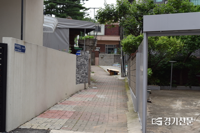 좁은 골목길을 끝에 위치한 수원 권선구 세교동의 한 경로당. (사진=정창규 기자)