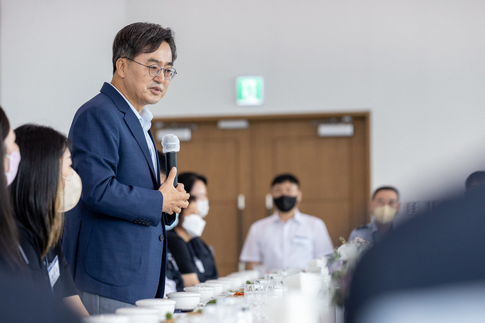 지난 4일 경기도청 25층 다목적홀에서 열린 청내 현장 근무직원 격려 오찬 간담회에서 김동연 경기도지사가 격려사를 하고 있다. (사진=경기도 제공)