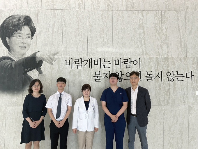 가천대학교 의학과 백명훈, 최민석 학생이 SCIE 저널에 제1저자로 논문을 게재하고 기념사진을 촬영하고 있다. (사진 왼쪽부터)가천대 의대 차지영 연구부학장, 최민석 학생, 전용순 의과대학장, 백명훈 학생, 남승윤 교수. (사진=가천대학교 제공)