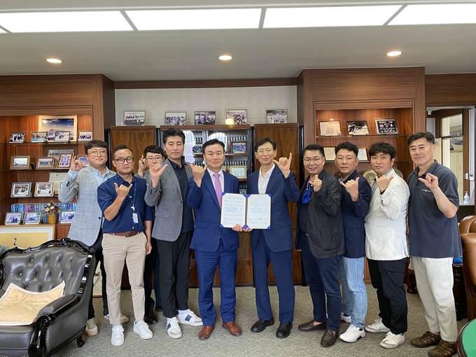  시흥웨이브파크의 최효섭 사장(왼쪽)과 신안산대학교 강성락 총장이 업무협약을 체결했다.(사진=신안산대학교 제공)