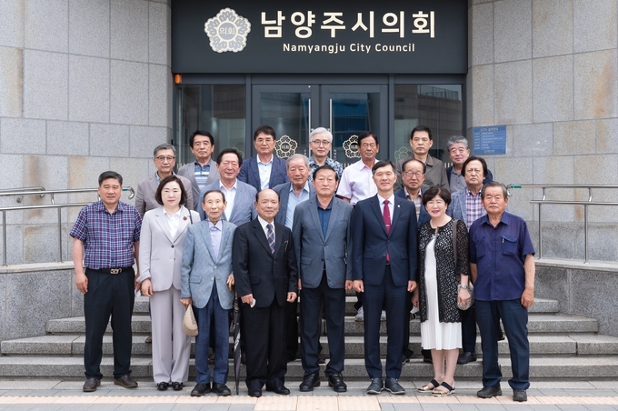 남양주시의회 의정회가 지난 6일 정기총회를 개최한 후 기념촬영을 하고 있다.(사진=남양주시의회 제공)