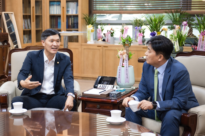 김현택 남양주시의회 의장(왼쪽)이 지난 7일 남양주시의회를 내방 한 이재경 남부경찰서장을 접견했다.(사진-남양주시의회 제공)