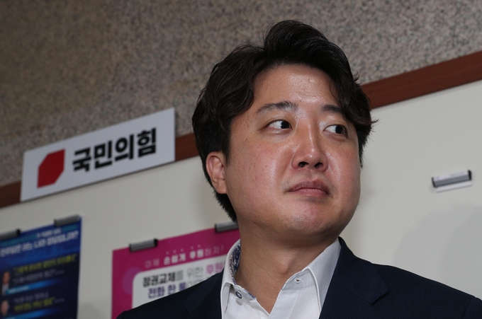 중앙윤리위원회에 출석해 '성 상납 증거인멸 교사' 의혹에 대해 소명한 국민의힘 이준석 대표가 8일 국회 대회의실을 나서며 입장을 밝히고 있다. (사진=연합뉴스 제공)