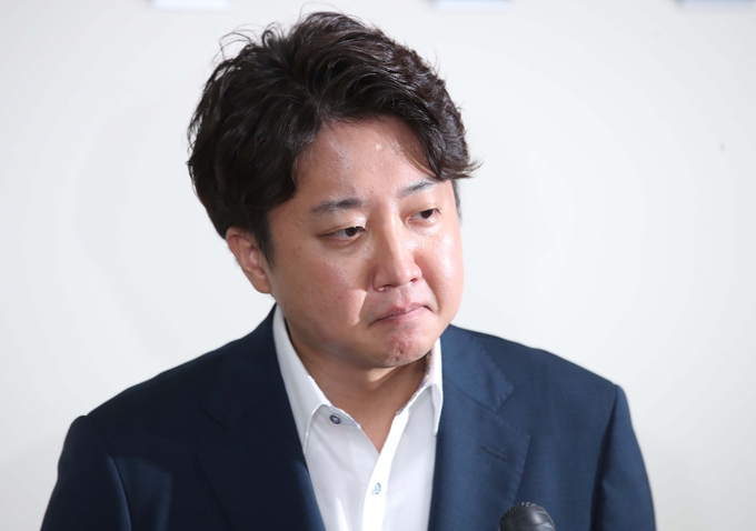국민의힘 이준석 대표가 7일 저녁 국회 당 대회의실에서 열린 중앙윤리위원회의에 출석하며 입장을 밝히고 있다. (사진=연합뉴스 제공)