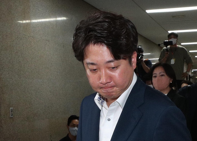 국민의힘 이준석 대표가 7일 저녁 국회 당 대회의실에서 열린 중앙윤리위원회의에 출석하고 있다. (사진=연합뉴스 제공)