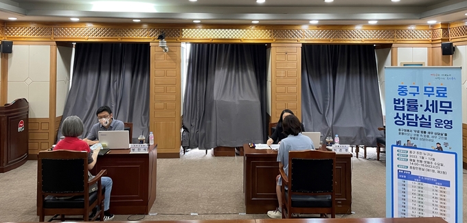 인천 중구청에서 위촉한 전문상담관으로부터 주민들이 법률상담을 받고 있다. ( 사진 = 중구 제공 )