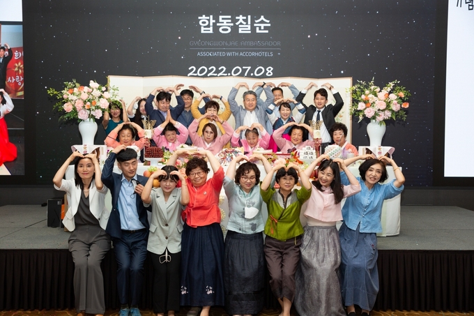 8일 칠순을 맞이한 어르신들과 쪽방상담소 관계자들이 기념촬영을 하고 있다. ( 사진 = 쪽방상담소 제공 )