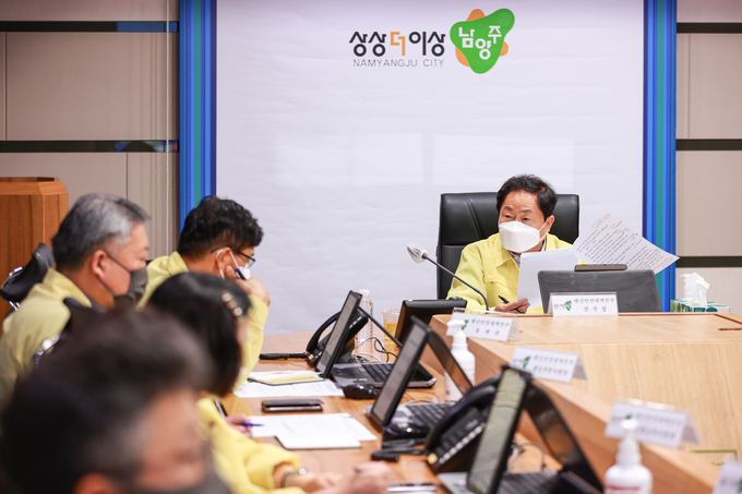 주광덕 남양주시장은 8일 코로나19 대응 체계와 방역 상황을 점검하기 위해 중앙재난안전대책본부 영상 회의를 주재하고 있다.(사진=남양주시 제공)
