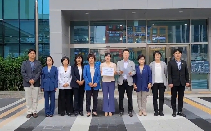 남양주시의회가 더불어민주당 시의원들이 8일 국민의힘 소속 의장에 대한 직무집행정지 및 직무대행자서임 가처분 신청을 법원(본지 7월 7일자 보도)에 접수했다.(사진=남양주시의회 더불어민주당 제공)
