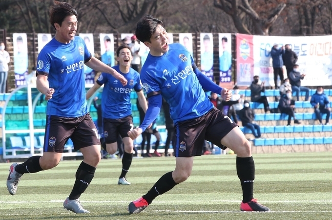 인천 남동FC 선수들이 경기에서 골을 넣고 포효하고 있다. ( 사진 = 남동구 제공 )