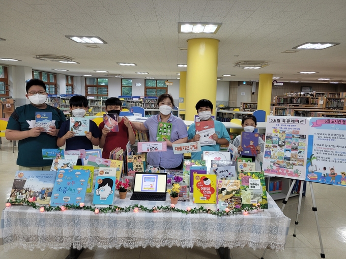 산의초 학생들은 북큐레이션을 통해 다양한 도서들을 쉽게 접근하고 있다. (사진=수원산의초등학교 제공)