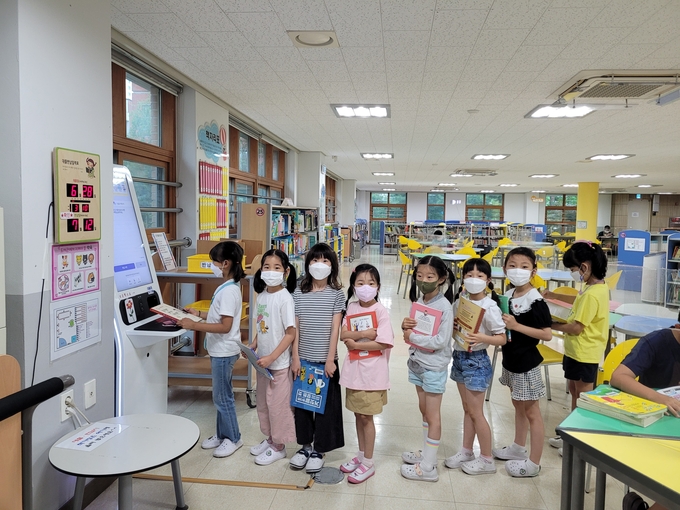 1학년 전체 학급을 대상으로 도서관 이용교육을 진행하고 있다. (사진=수원산의초등학교 제공)