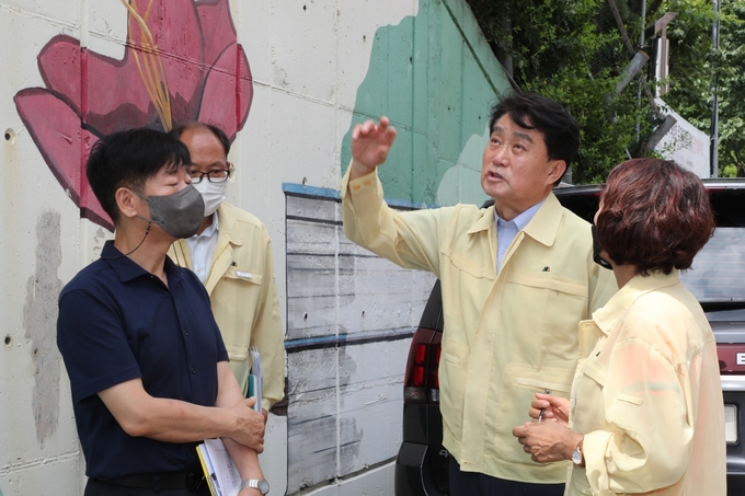 하은호시장이 재해우려지역 특별 점검에서 담당공무원으로 부터 보고를 빋고 있다.(사진-군포시 제공)