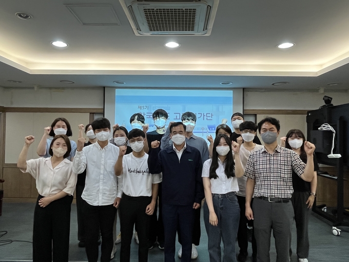 손명철 수도권광역본부장(오른쪽)이 김성헌 고객평가단원에게 위촉장을 전달하고 있다.(사진=코레일 수도권광역본부 제공)