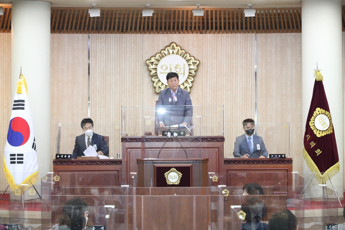 고양시의회는 지난 8일 제9대 고양시의회 원 구성을 위한 제264회 임시회 2차 본회의를 개의하고, 향후 2년간 고양시의회를 이끌어갈 의장, 부의장 및 5개 상임위원회의 위원장을 선출했다.(사진=고양시의회 제공)