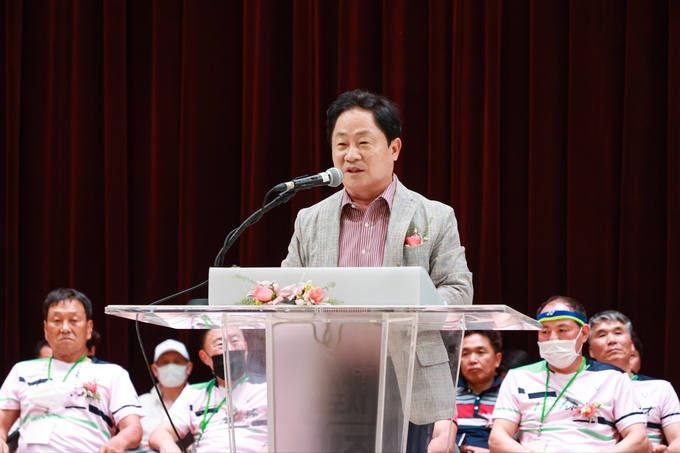 주광덕 남양주시장이 지난9일 제4회 남양주시의회 의장기 배드민턴대회 개막식에 참석해 축사를 하고 있다.(사진=남양주시 제공)