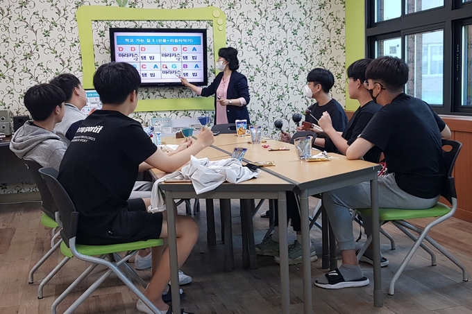  위센터에서 학생들에게 심리치료를 진행하고 있다. (사진=경기도교육청 제공)