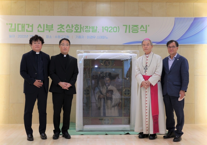 지난 5일 열린 김대건 신부 초상화 기증식. (왼쪽부터) 이상돈 신부, 박찬호 신부, 이용훈 주교, 이경우 씨. (사진=천주교 수원교구 제공)