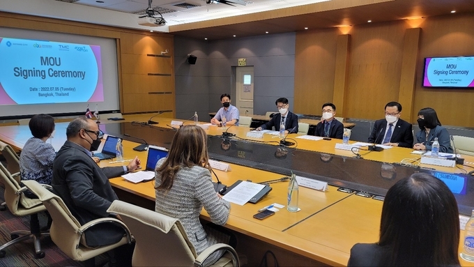 안양산업진흥원이 지난 5일 태국 방콕에서 태국 국가과학기술개발원과 업무협약식을 갖고 있다.(사진=안양산업진흥원 제공)