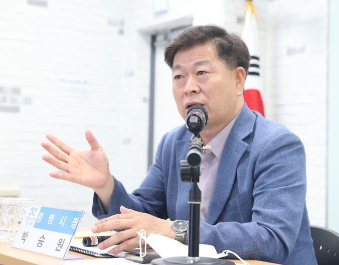 박승원 광명시장은 지난 8일 시청 중회의실에서 ‘철산·하안 택지지구 지구단위계획 수립 교통영향평가 용역’ 착수보고회를 가졌다.(사진=광명시 제공)
