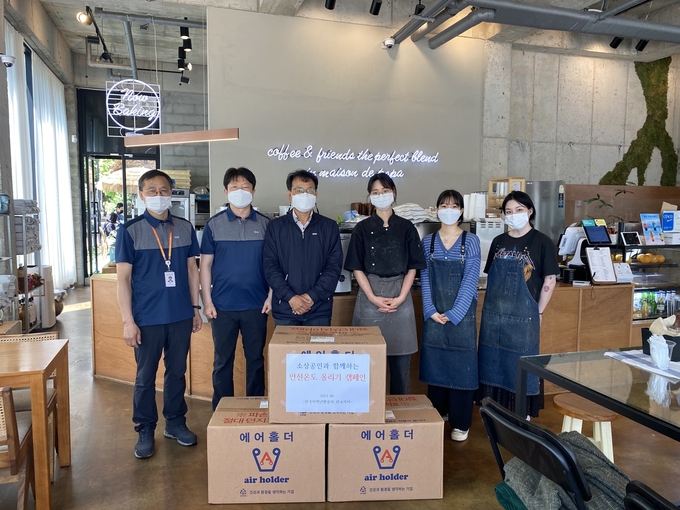 국민 안전 행동 요령이 담긴 물품을 지원하는 안전온도 올리기 캠페인이 진행되고 있다. (사진=한국지역난방공사 제공)