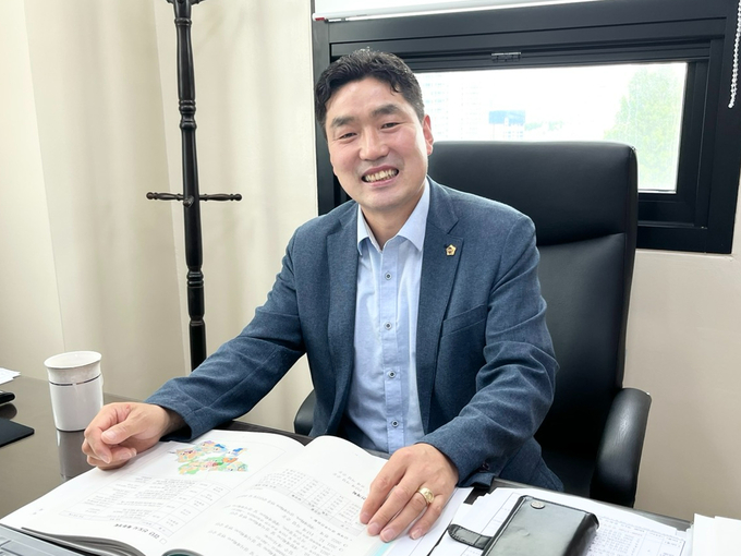지난 7일 오후 인천 남동구 인천시의회에서 경기신문과 인터뷰하고 있는 조성환 의원. ( 사진 = 김샛별 기자 )