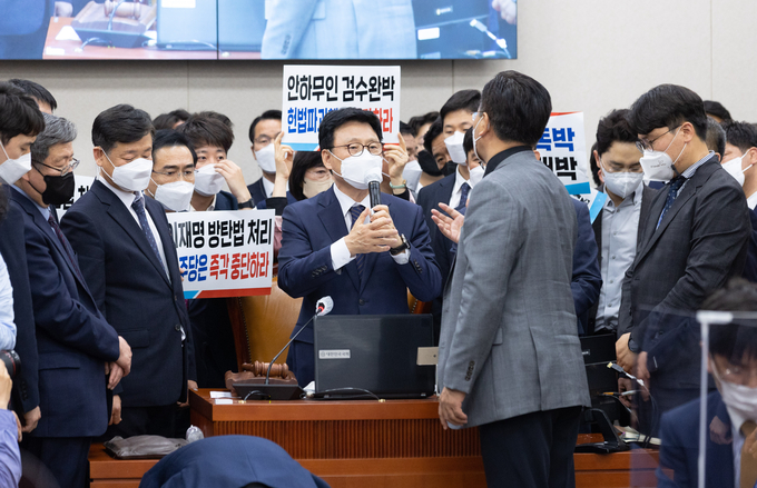 박광온 법사위원장이 지난 4월 27일 국회에서 열린 법제사법위원회 전체회의에서 검수완박법 통과를 선포한 뒤 국민의힘 유상범 의원의 항의를 받고 있다. (사진=연합뉴스)