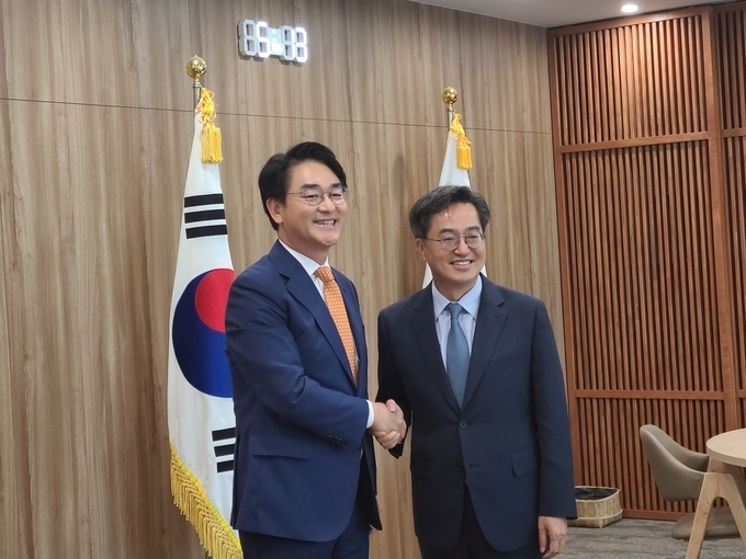 더불어민주당 전당대회에 출마하는 ‘97그룹(90년대 학번·70년대 생)’의 박용진 의원이 김동연 경기도지사와 만나 환담했다. (사진=김기웅 기자)