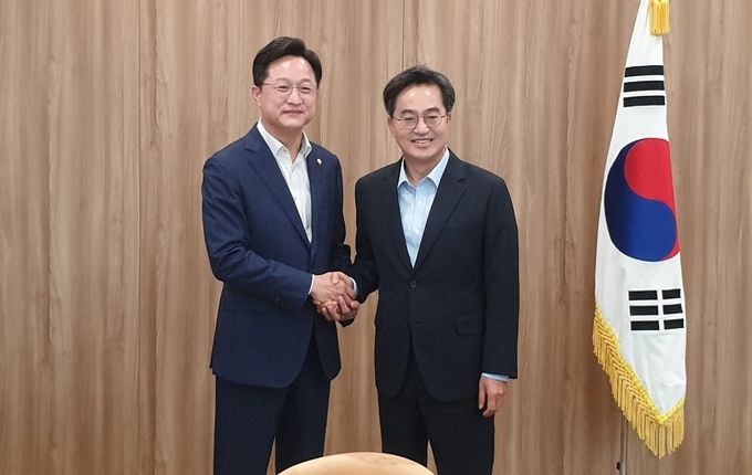 더불어민주당 전당대회에 출마하는 ‘97그룹(90년대 학번·70년대 생)’의 강병원 의원이 김동연 경기도지사와 만나 환담했다. (사진=연합뉴스 제공)