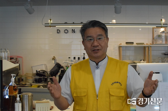 노숙인의 자립·재활·요양 등을 위해 다양한 지원시설들이 운영중임을 설명하는 이 회장. (사진=임석규 기자)