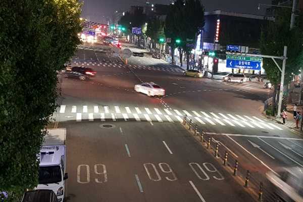 횡단보도 투광기가 횡단보도를 밝게 비추고 있다. (사진 = 인천시 제공)