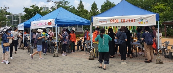 군포시 금정동 홍당무마켓 체험부스에서 사람들이 체험하고 있다.(사진=군포시 금정동 주민자치회 제공)