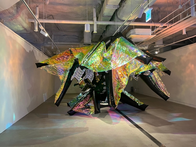 이병찬 '크리처', 2022, 폴리에틸렌 필름, 폐비닐하우스 비닐, 조명, 가변설치. (사진=수원시립미술관 제공)