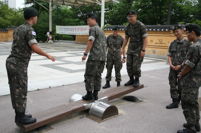 군 장병들이 부평 투어 프로그램에 참여하고 있다. (사진 = 부평구 제공)
